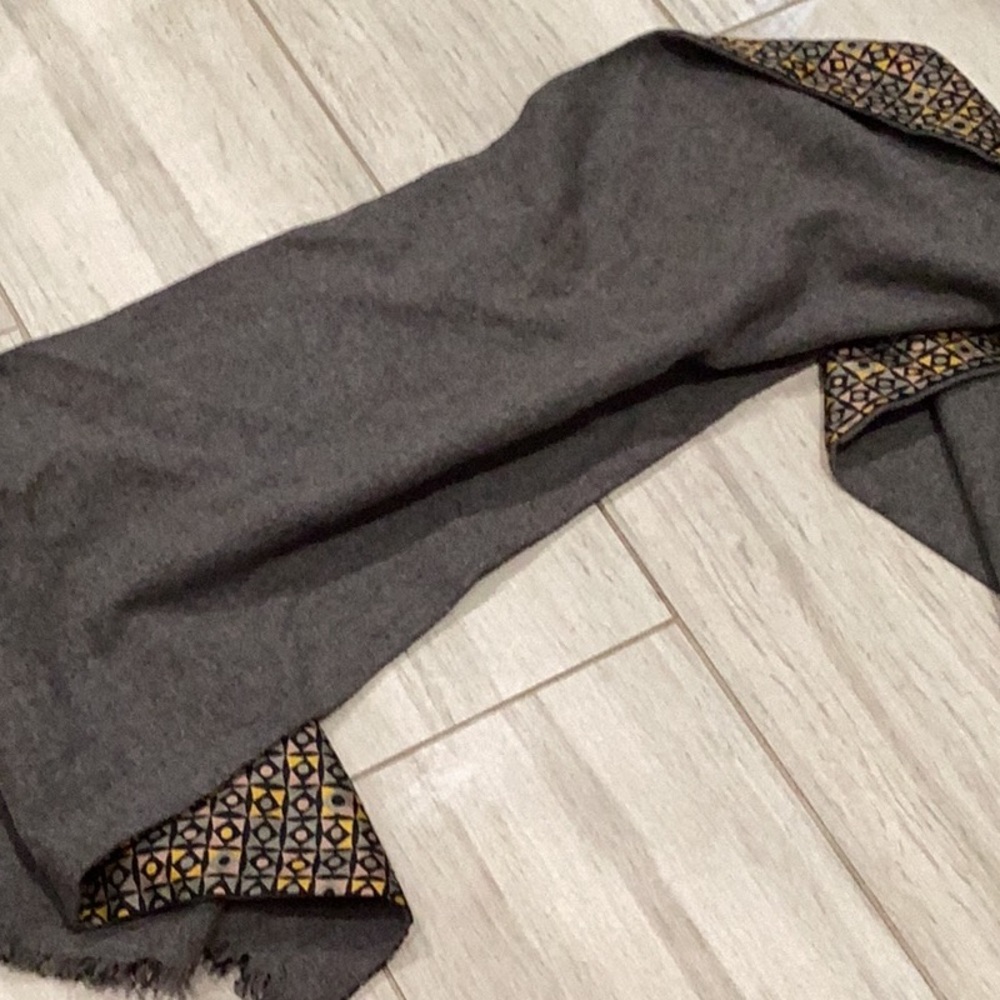 Geometric Patterned Scarf - image 3